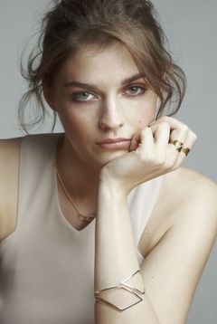 Amber Anderson interpreta Jane Fairfax