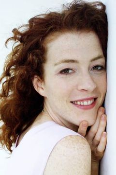 Melissa Auf der Maur interpreta Charity Ball Band Bass Player