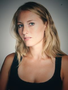 Luisa Wolf interpreta Secretary