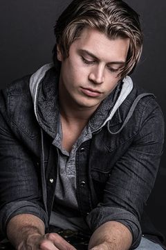 Tanner Stine interpreta Noah