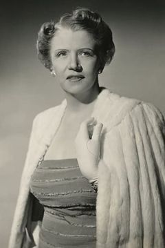 Cora Witherspoon interpreta Macy's Saleslady (uncredited)