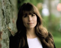 Rosalie Autumn Miller interpreta Liz