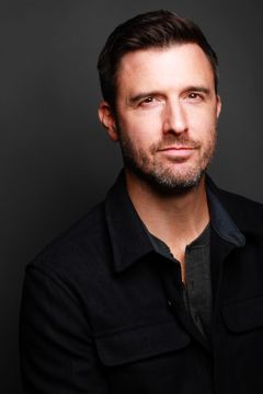 Garrett McKechnie interpreta Chet Turner