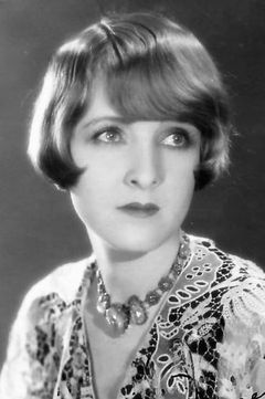 Claire Windsor interpreta Self (archive footage) (uncredited)