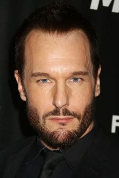 Michael Eklund interpreta Liam