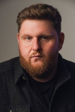 Lewis Ian Bray interpreta Doug