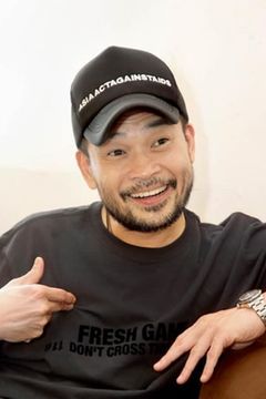 Eric Kot Man-Fai interpreta Entertainer