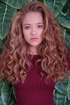 Shelby Simmons interpreta Ava