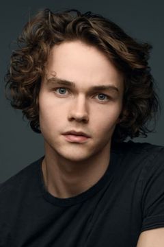 Levi Miller interpreta Young Sergei Kravinoff