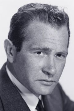 Darren McGavin interpreta Chief Harry Shannon