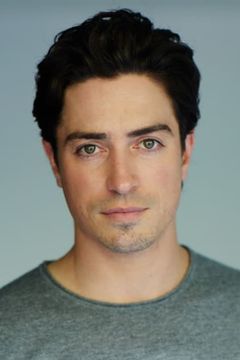 Ben Feldman interpreta Travis