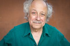 Jeremy Lawrence interpreta Theatre Director