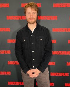 Sean Harrison Jones interpreta Action