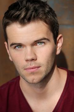 Chris Douglass interpreta Brian