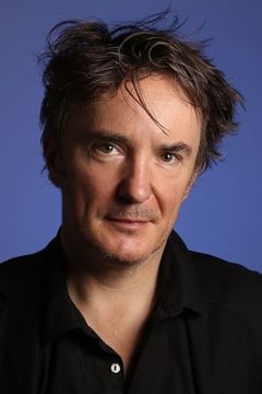 Dylan Moran interpreta David