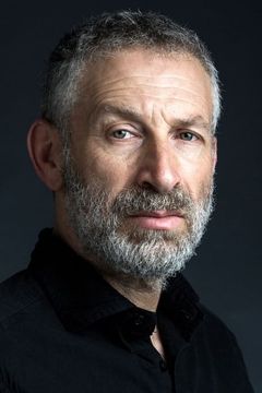 Mark Ivanir interpreta Abe Gold