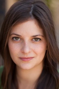 Meredith Deane interpreta Young Lily