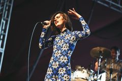 Yelle interpreta Flore, l'infirmière