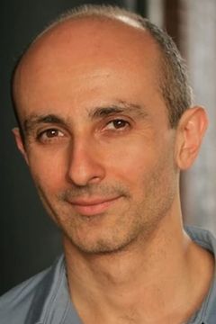 Stephen DeRosa interpreta Frank
