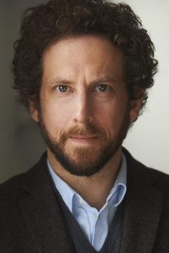 Matt Baram interpreta Dr. Van Criss