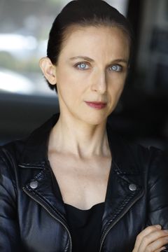 Kalina Vanska interpreta Seattle Police Officer