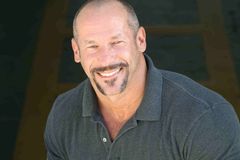 Bob Koherr interpreta Marty