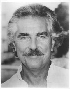 Douglass Watson interpreta Octavius Caesar