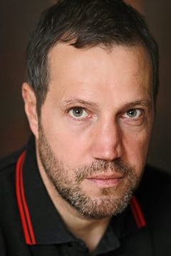Julian Rivett interpreta Billy