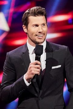 Jason Dundas interpreta Frat Boy 1