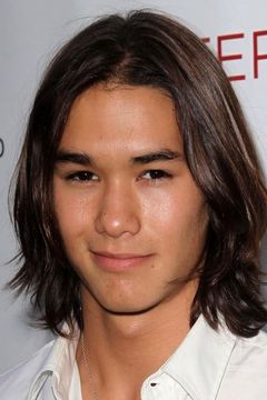 Booboo Stewart interpreta James Proudstar / Warpath