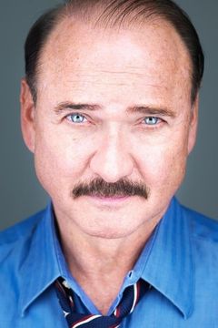 Murphy Guyer interpreta INS Agent