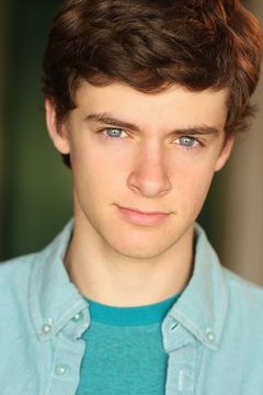 Coleton Ray interpreta Young Fred