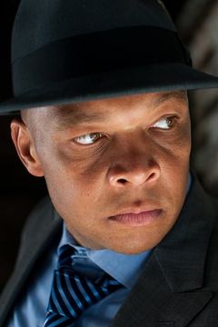 Todd T Taylor interpreta Cop 1 (uncredited)