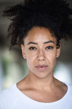 Stacy Abalogun interpreta Elinor Glyn
