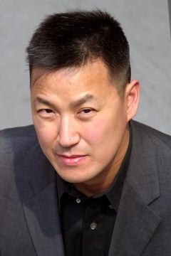 Daniel May Wong interpreta Costume Exhibit Security Guard