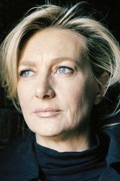 Anne Loiret interpreta Mère Emma
