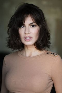 Natalia Avelon interpreta Hannah Canning