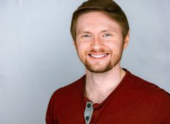 Jonathon Culver interpreta Theatre Goer #3