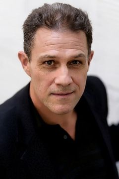 Christian Baskous interpreta Edward L. Pierce