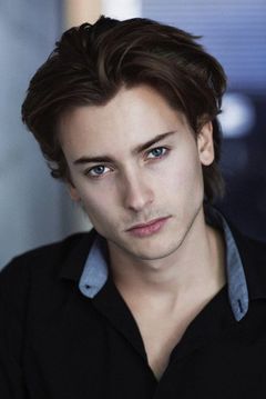 Elijah Rowen interpreta Roman