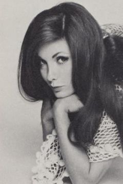 Brooke Mills interpreta Miss Gibbons