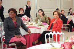 Pat Battle interpreta MSNBC Anchor
