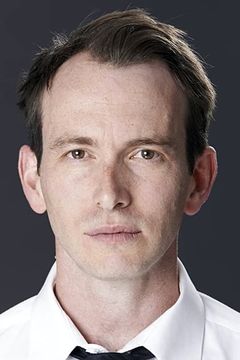 Conrad Kemp interpreta Andre