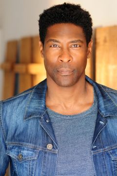 Keith Ewell interpreta Flight Attendant