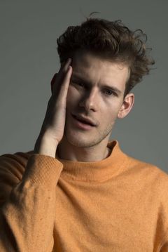 Simon Bennebjerg interpreta Frederik de Schinkel