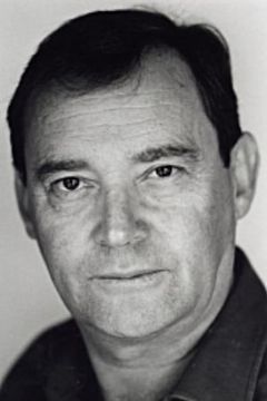 Geoff Kelso interpreta Prison Officer