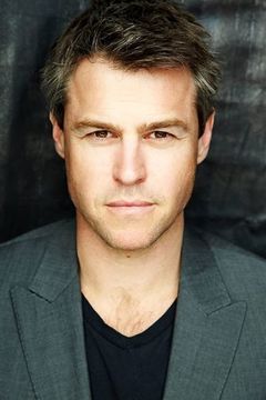 Rodger Corser interpreta Lawson Blake