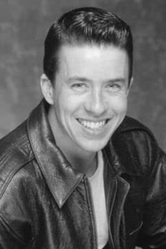 Sean Frye interpreta Steve