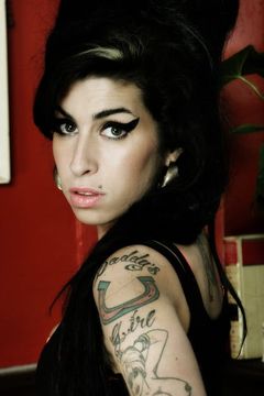 Amy Winehouse interpreta Self (archive footage)