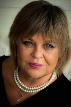 Ginette McDonald interpreta Sally Pile